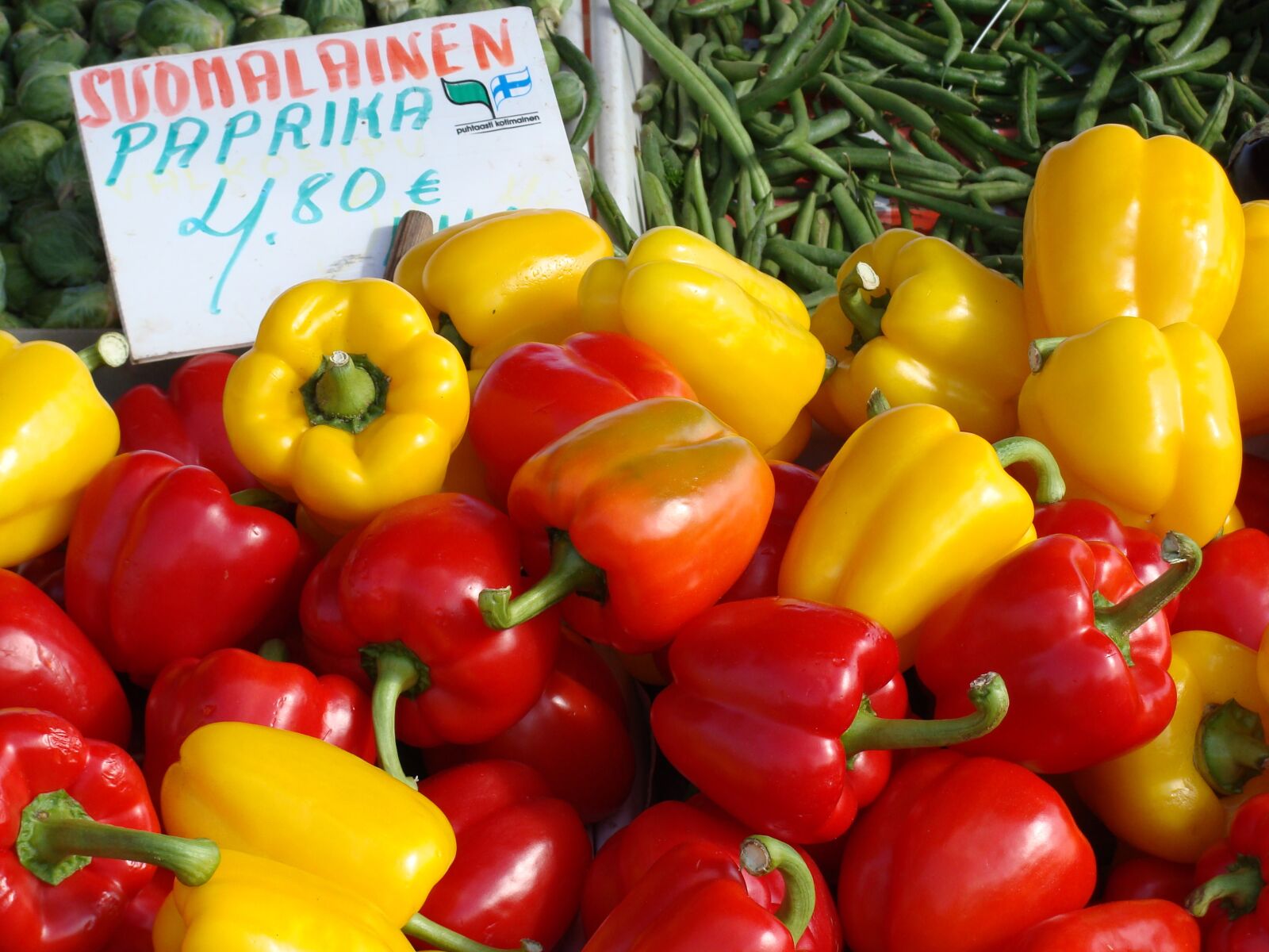 Sony DSC-H3 sample photo. Peppers, vegetables, market trade photography