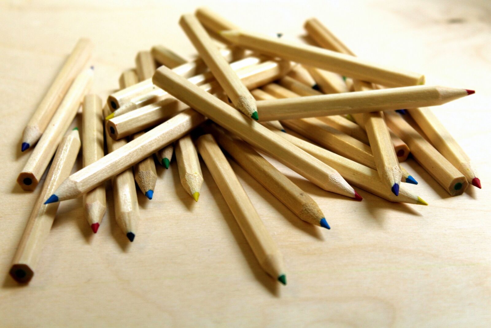 Canon EOS 1200D (EOS Rebel T5 / EOS Kiss X70 / EOS Hi) sample photo. Crayons, pencils, to write photography