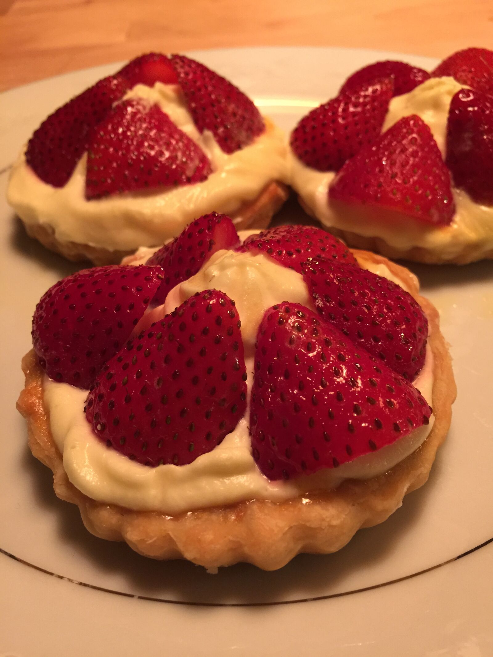 iPhone 6 Plus back camera 4.15mm f/2.2 sample photo. Dessert, pastry, strawberries, tarts photography