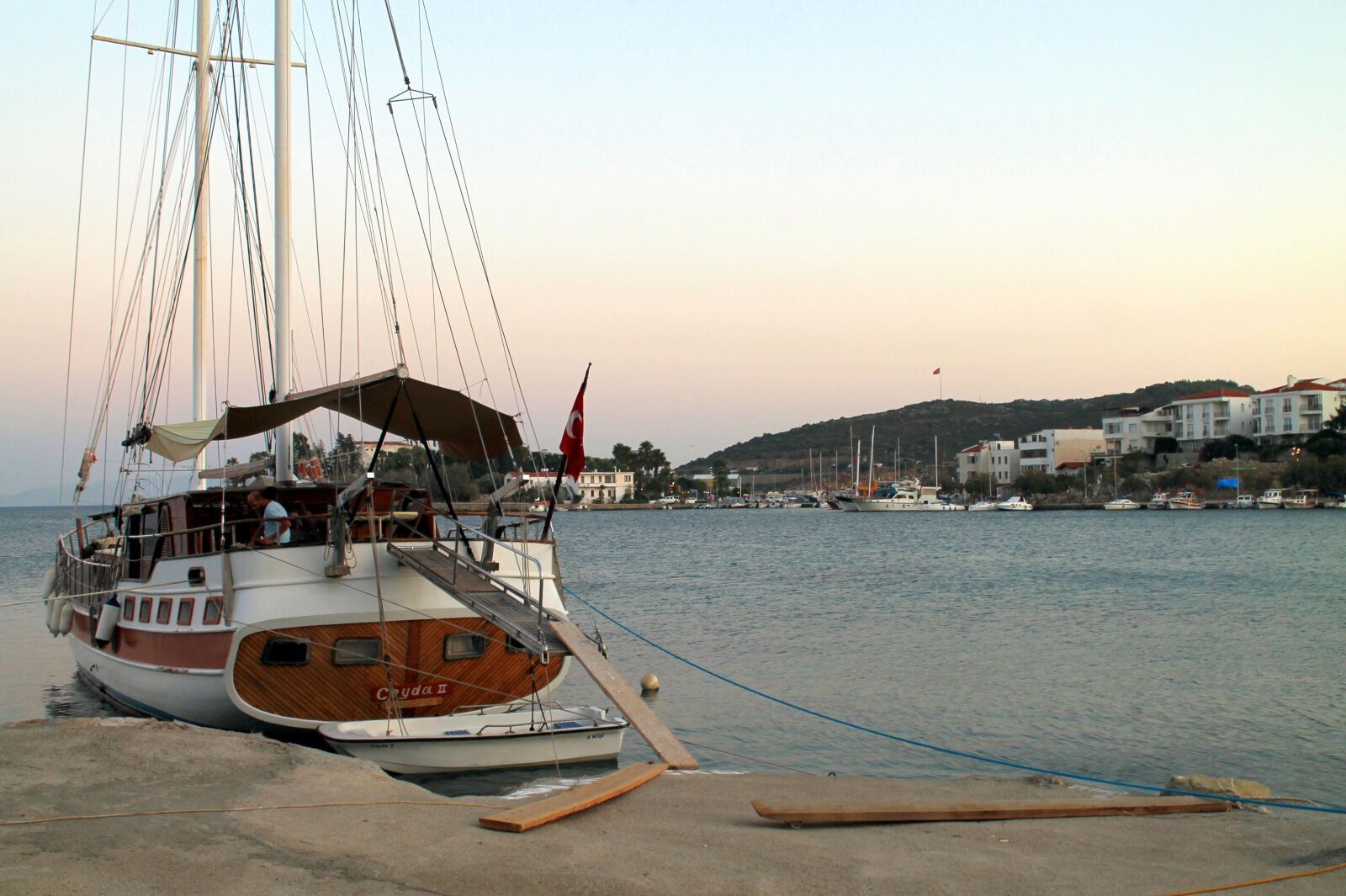 Canon EOS 1100D (EOS Rebel T3 / EOS Kiss X50) sample photo. Boat, beach, boats photography