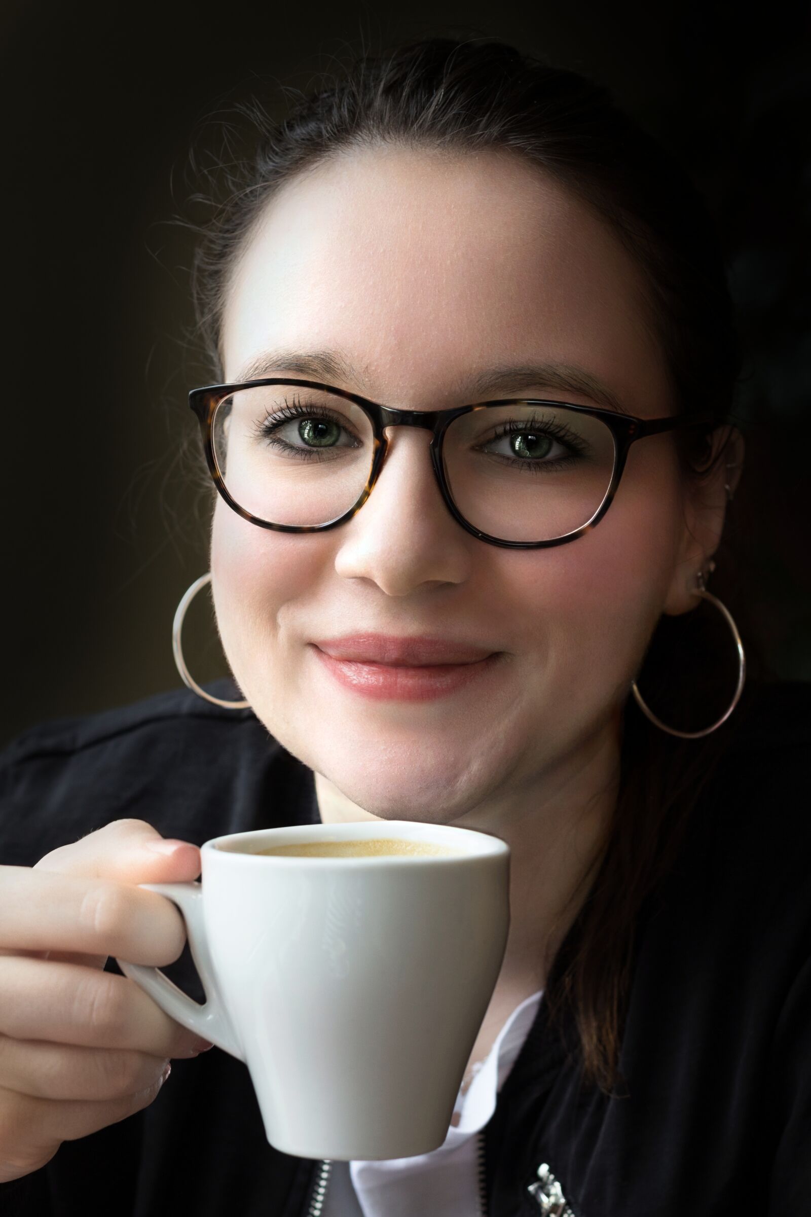 Canon EOS 600D (Rebel EOS T3i / EOS Kiss X5) + Canon EF 50mm F1.8 II sample photo. Woman, coffee, female photography