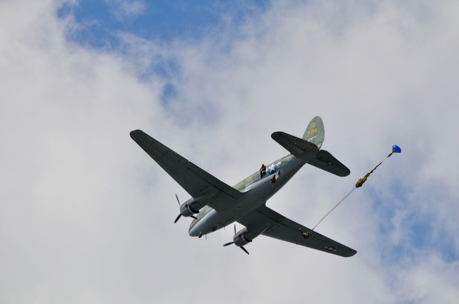 Nikon D5100 sample photo. Airplane, parachute, airshow photography