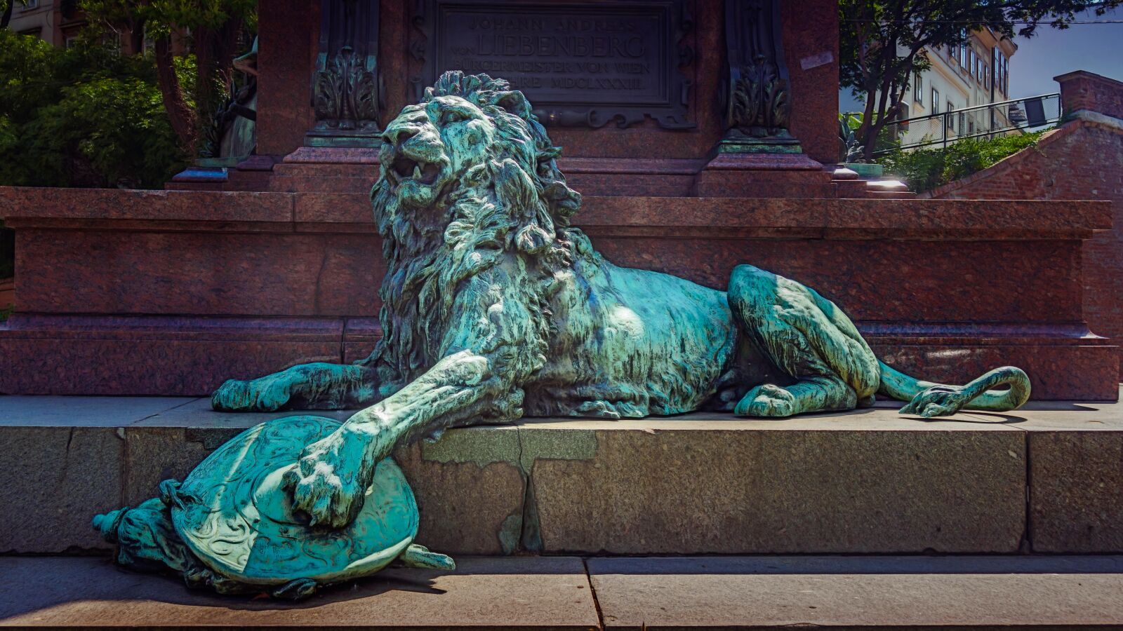 Olympus OM-D E-M10 sample photo. Sculpture, lion, vienna photography