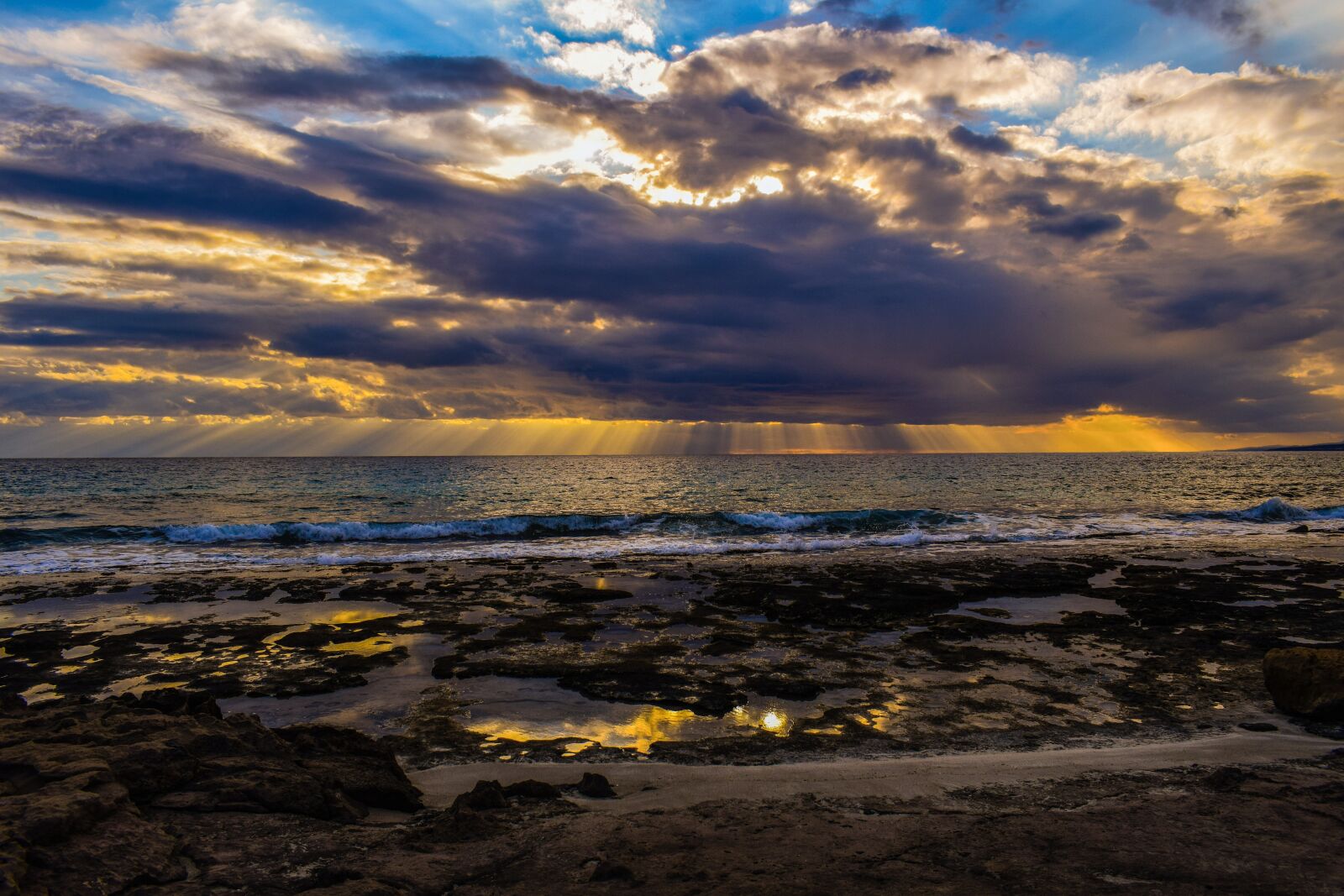 Nikon D3300 sample photo. Clouds, sunbeam, coast photography