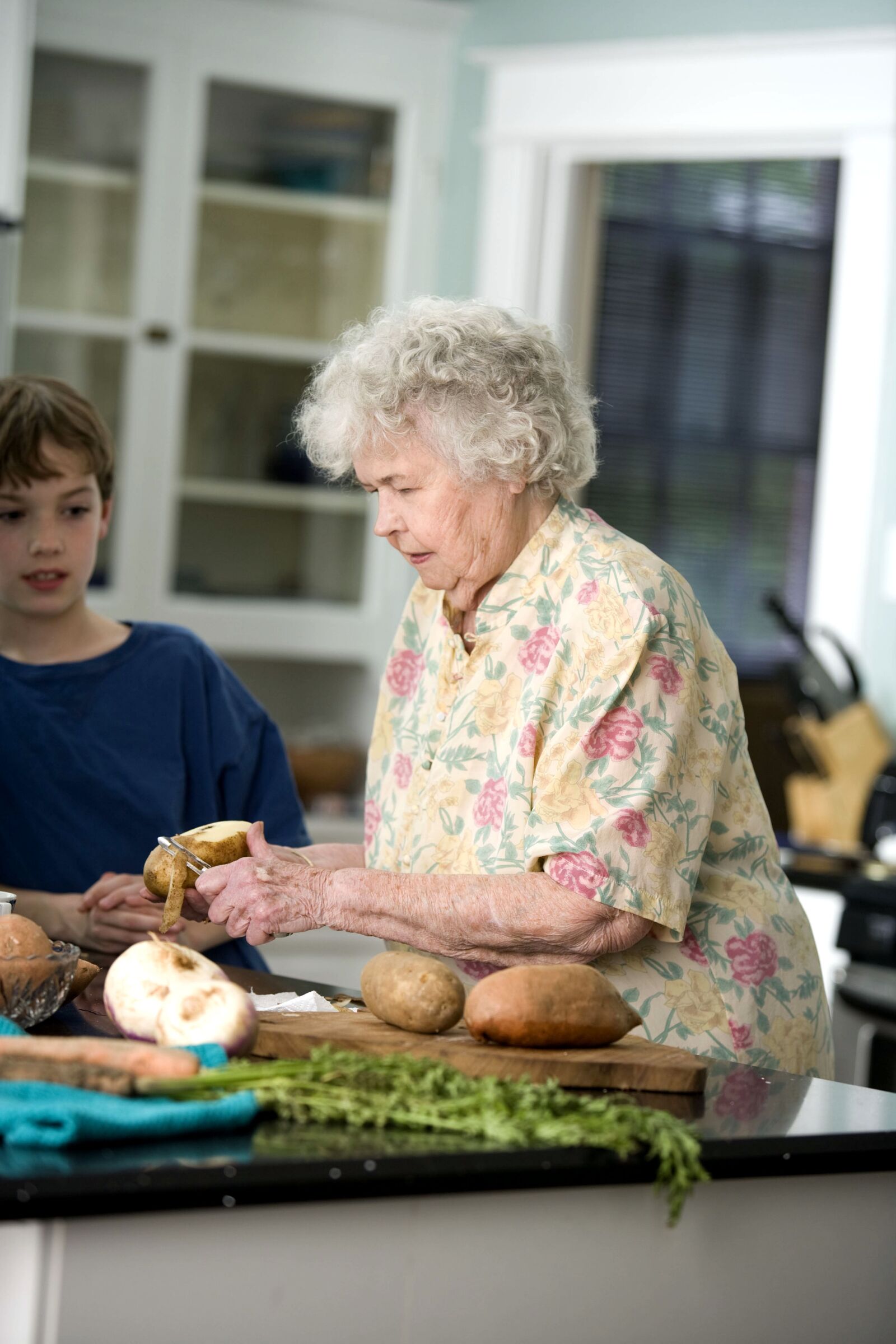 Canon EOS-1Ds Mark II sample photo. Elderly, woman, grandson, kitchen photography
