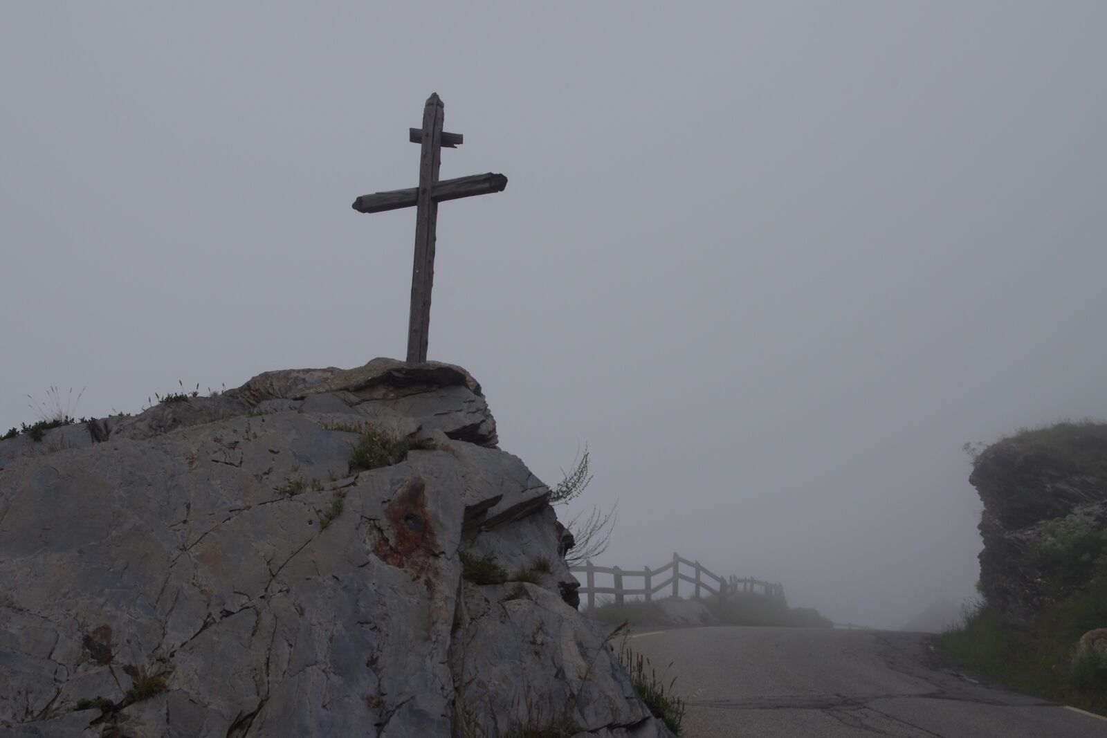 Pentax K-r sample photo. Alps, mist, cross photography