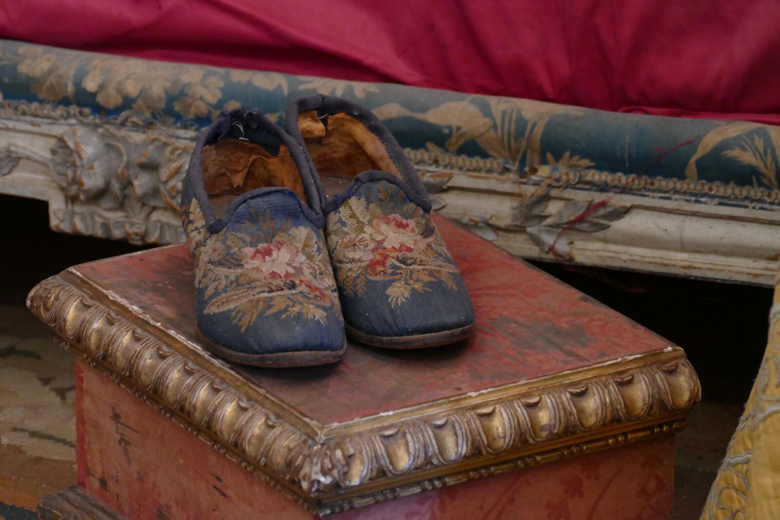 Panasonic Lumix DMC-FZ1000 sample photo. Slippers, embroidery, antique photography