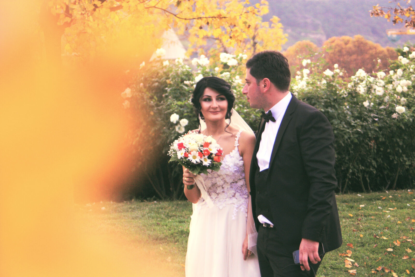 Canon EOS 450D (EOS Rebel XSi / EOS Kiss X2) sample photo. Autumn, blur, bridal, bouquet photography