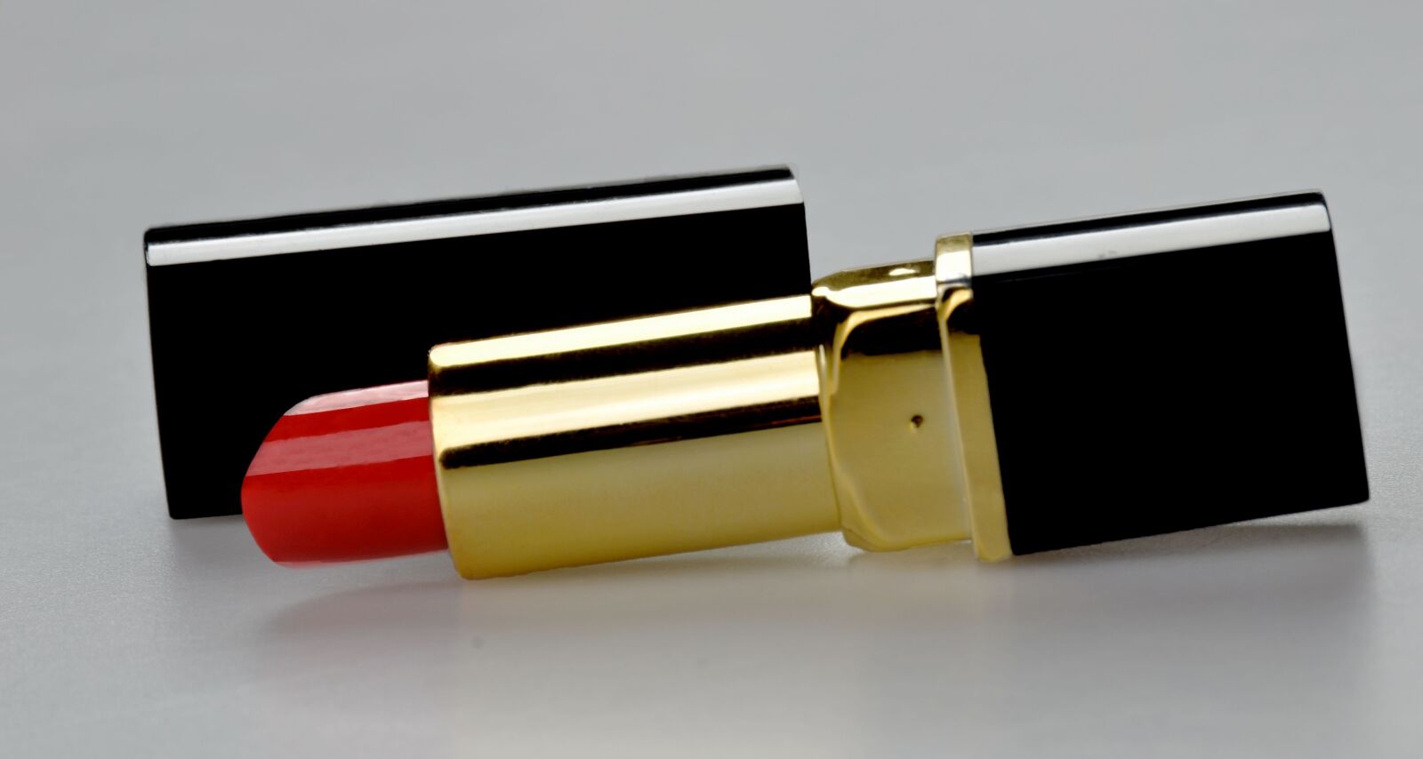Nikon D7000 sample photo. Lipstick, plastic, reflector photography