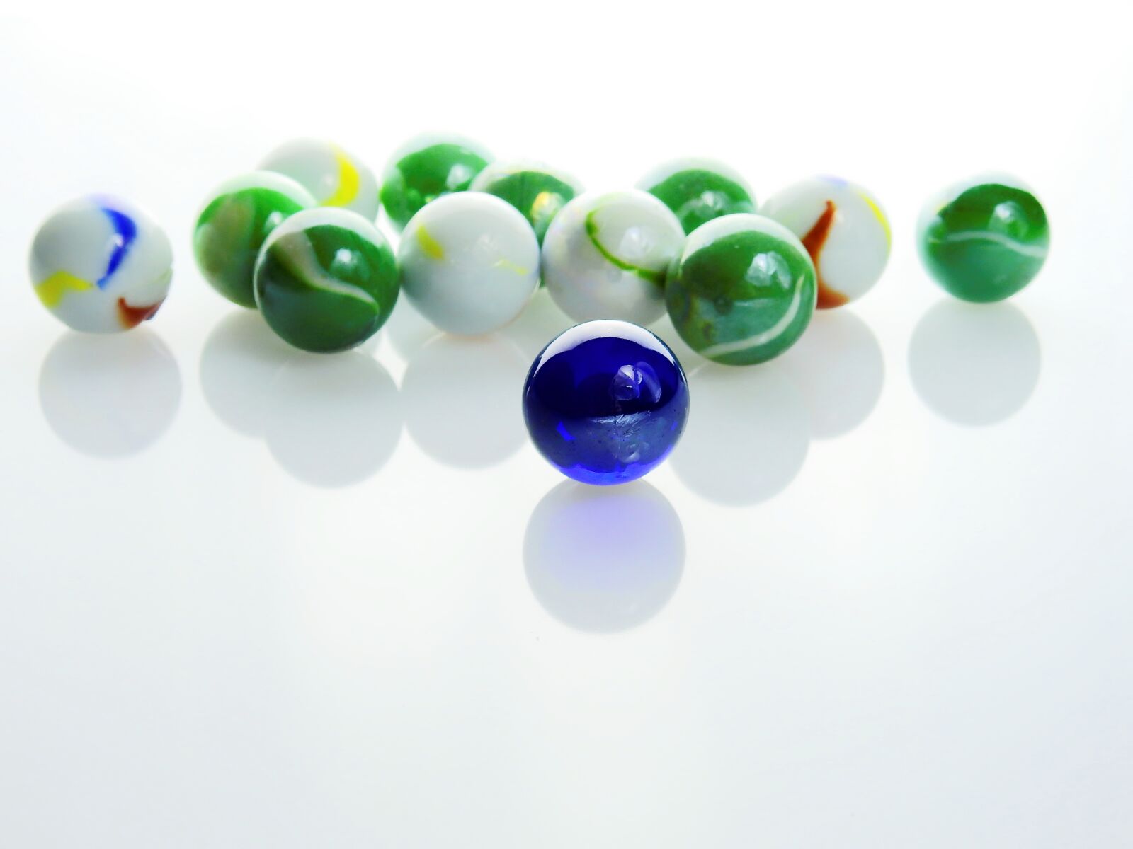 Nikon Coolpix P900 sample photo. Marbles, balls, glass photography
