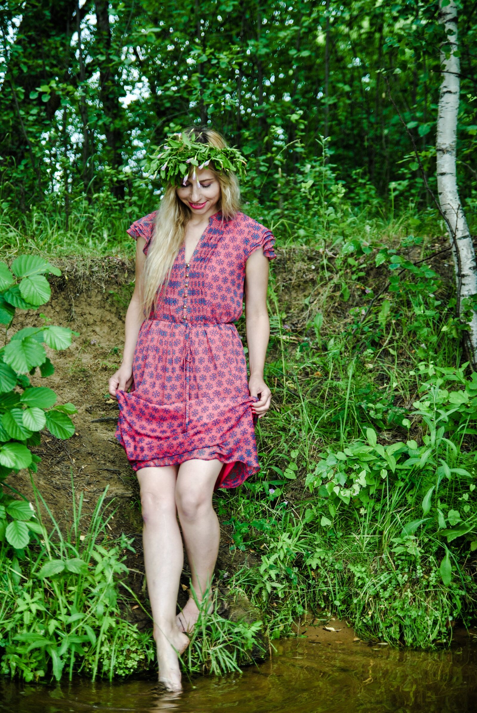 Nikon D3000 sample photo. River, wreath, girl photography