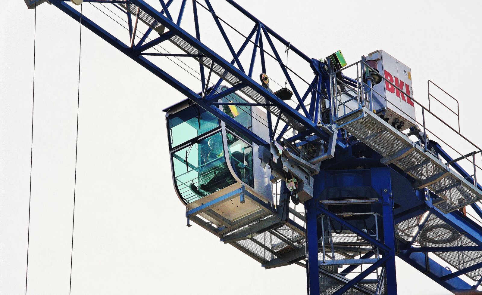 Canon EOS 1000D (EOS Digital Rebel XS / EOS Kiss F) sample photo. Crane, crane operator, site photography