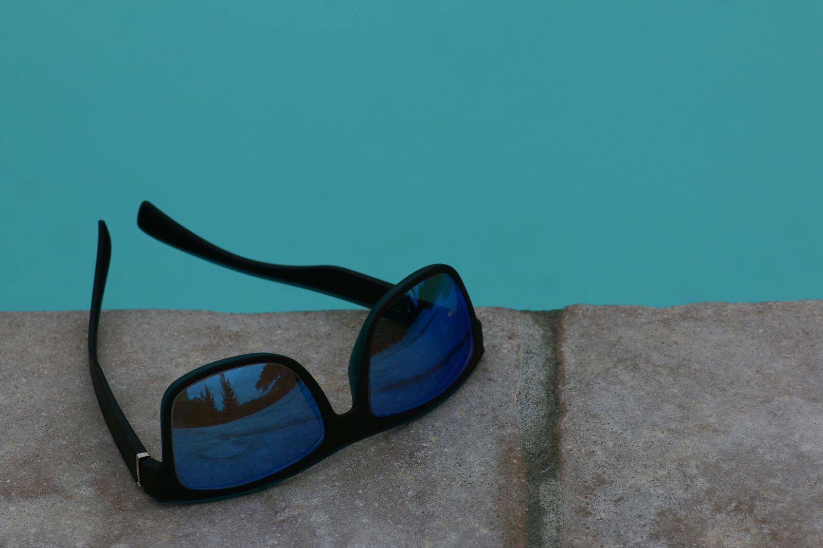 Canon EOS 70D sample photo. Sunglasses, water, pool photography