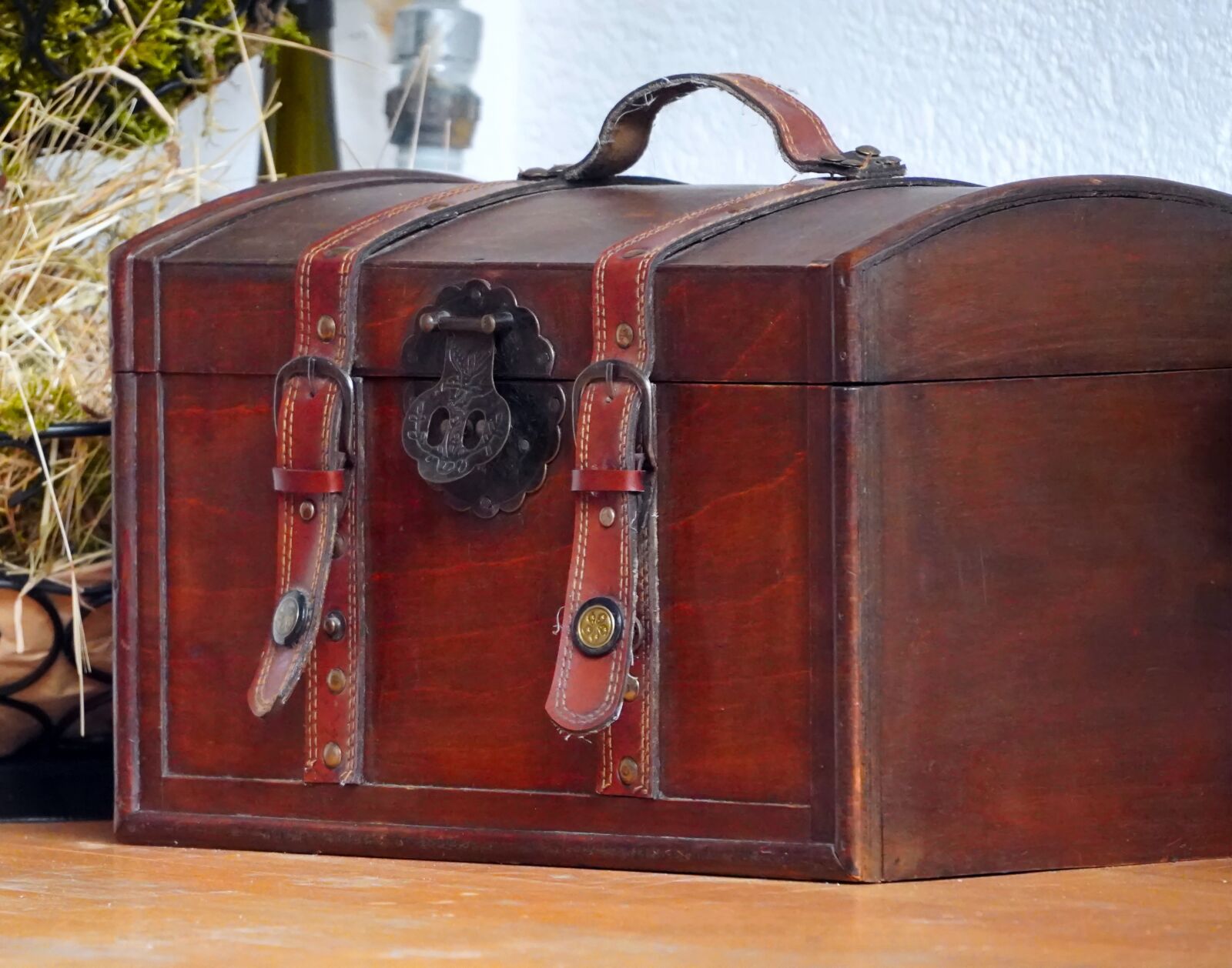 Sony E 55-210mm F4.5-6.3 OSS sample photo. Luggage, old, antique photography