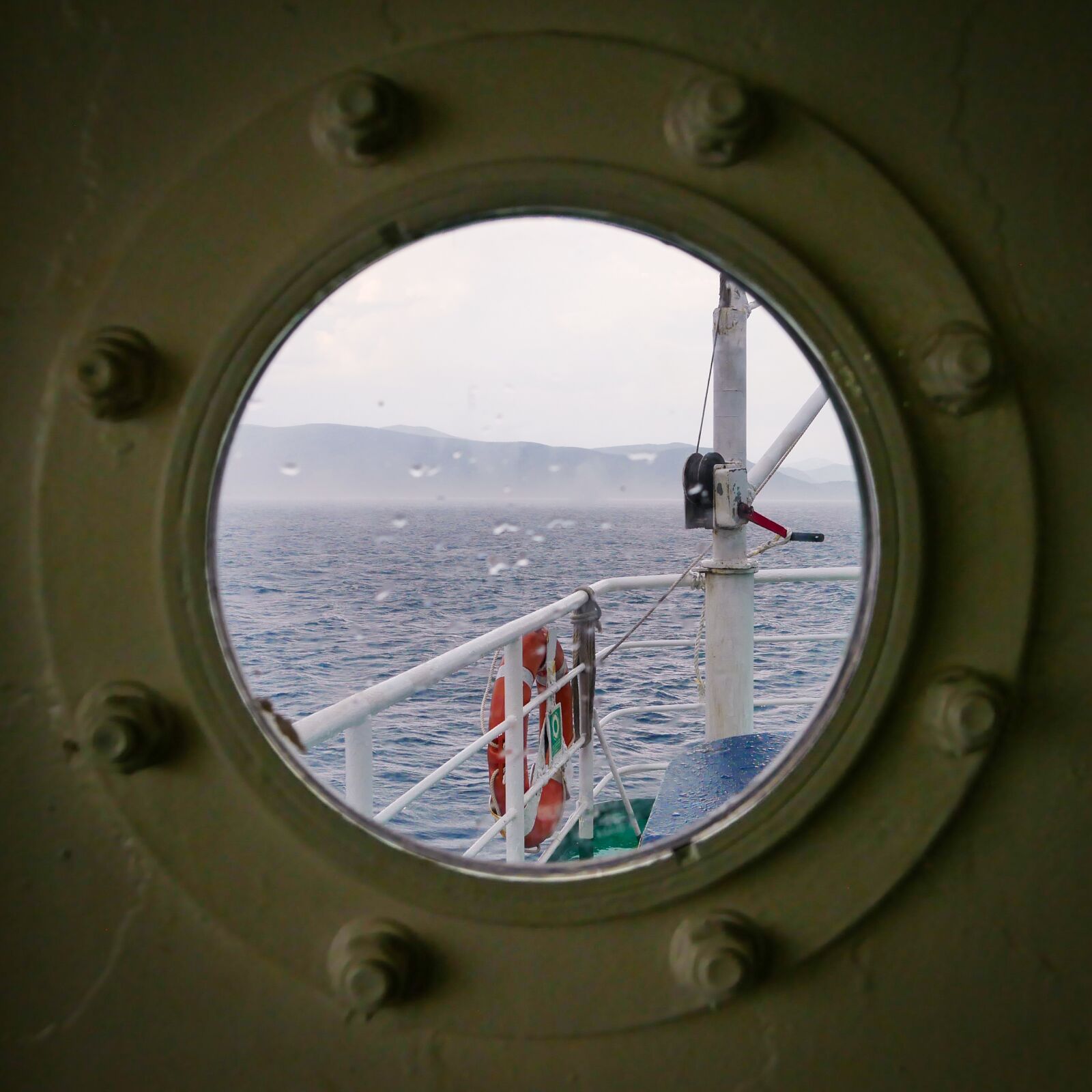 Panasonic Lumix DMC-G85 (Lumix DMC-G80) sample photo. Boat, hublot, storm photography