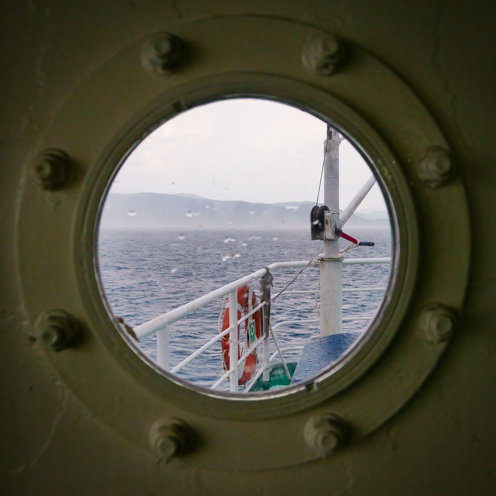 Panasonic Lumix DMC-G85 (Lumix DMC-G80) + LUMIX G VARIO 12-60/F3.5-5.6 sample photo. Boat, hublot, storm photography