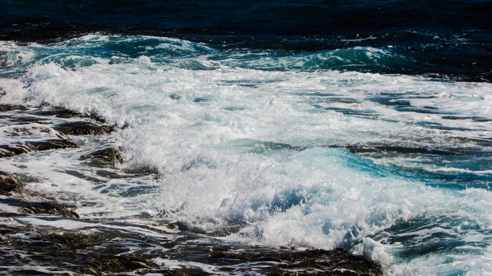 Canon PowerShot SX400 IS sample photo. Wave, spray, foam photography