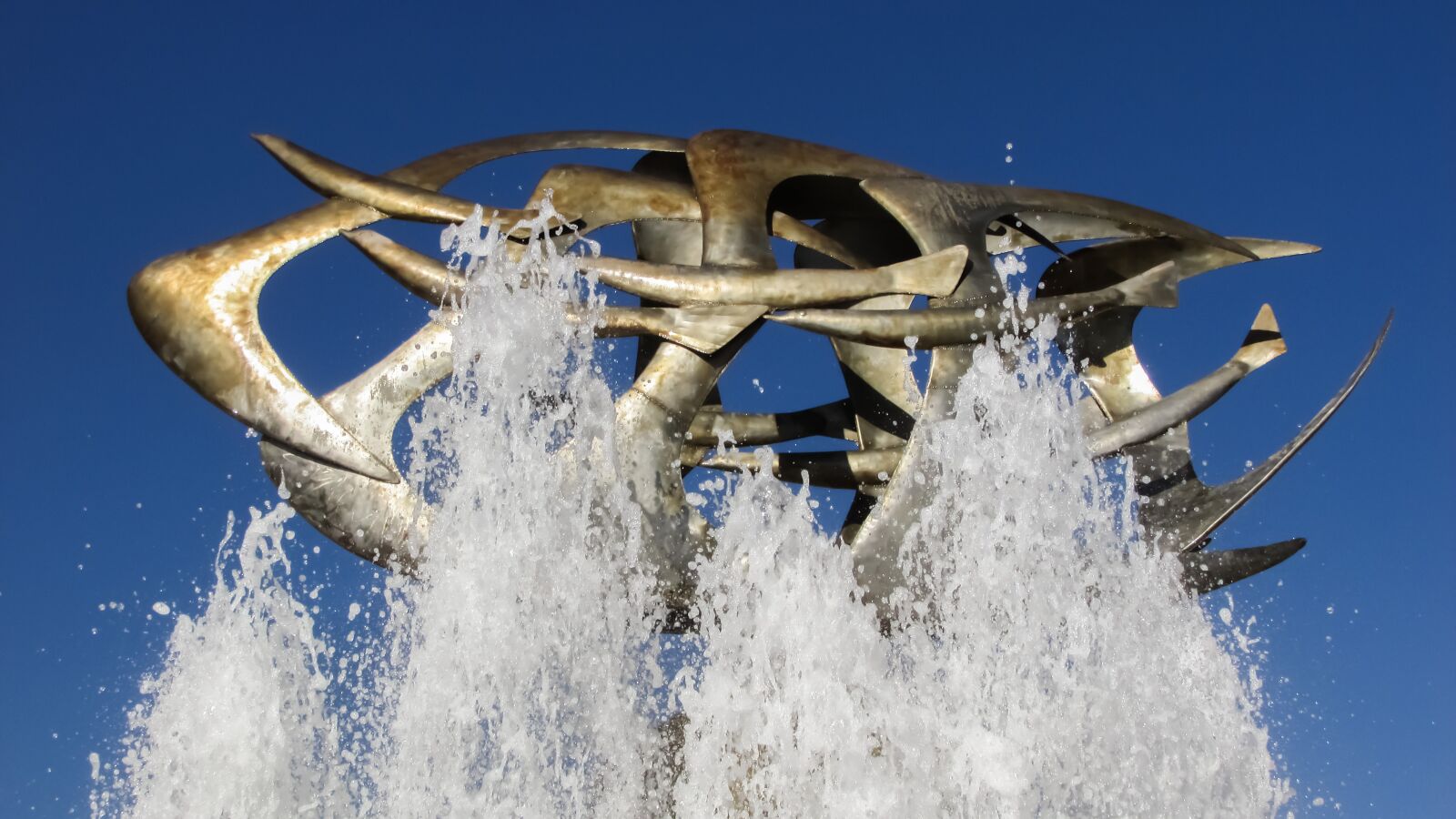 Canon PowerShot SX400 IS sample photo. Fountain, birds, sculpture photography