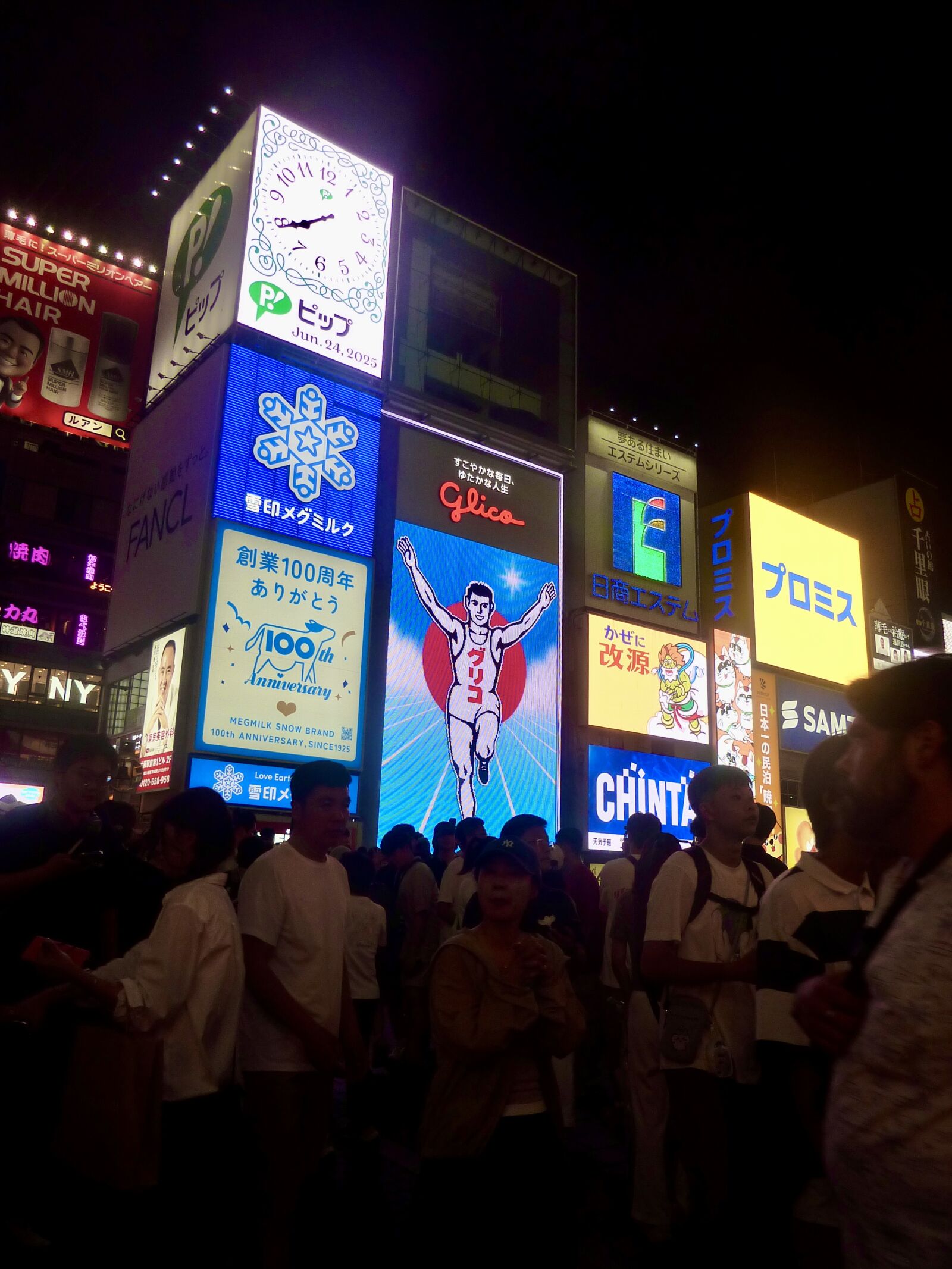 Panasonic DMC-TZ7 sample photo. Glico man photography