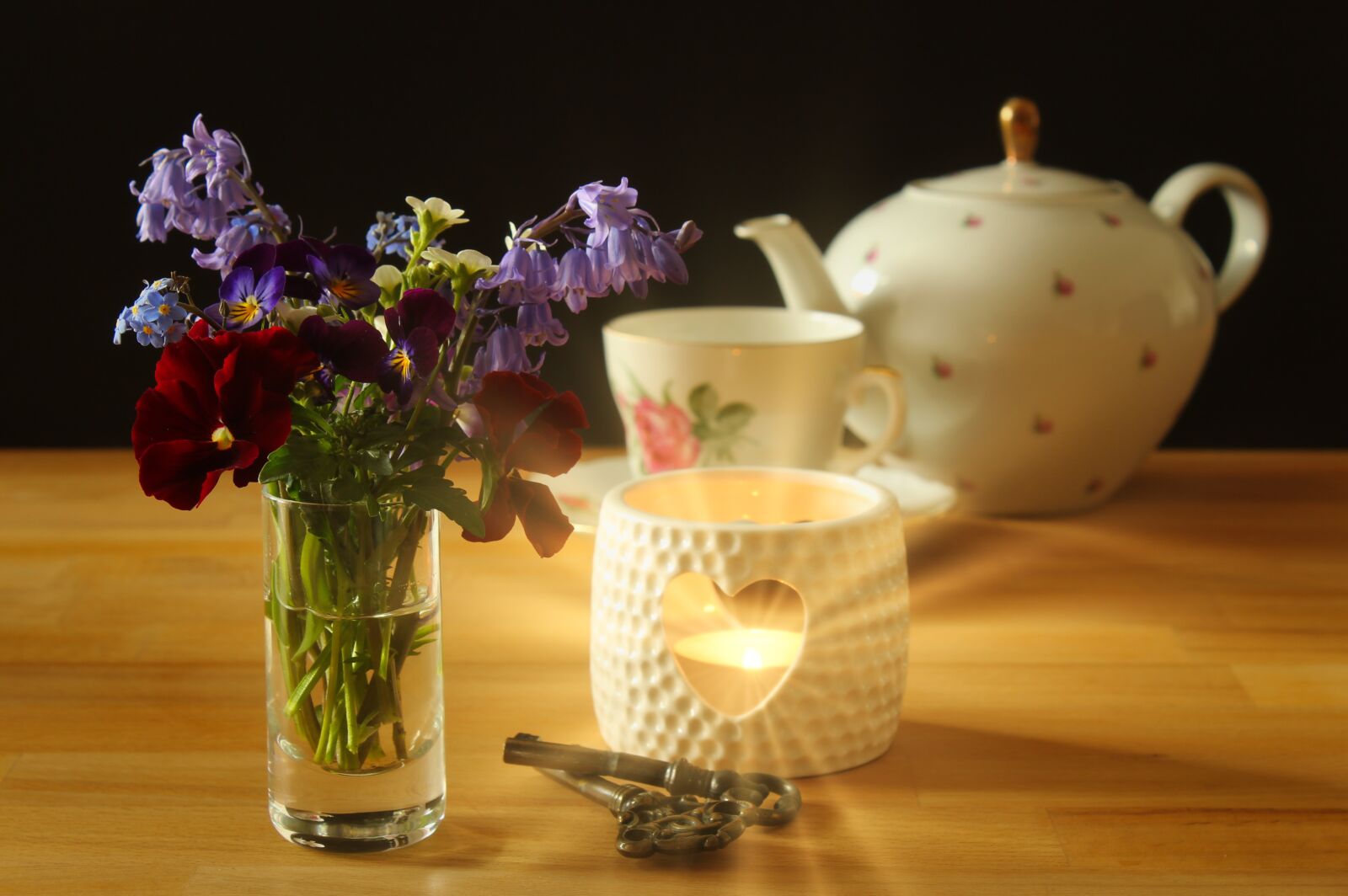 Canon EOS 1300D (EOS Rebel T6 / EOS Kiss X80) sample photo. Flowers, spring bouquet, teapot photography