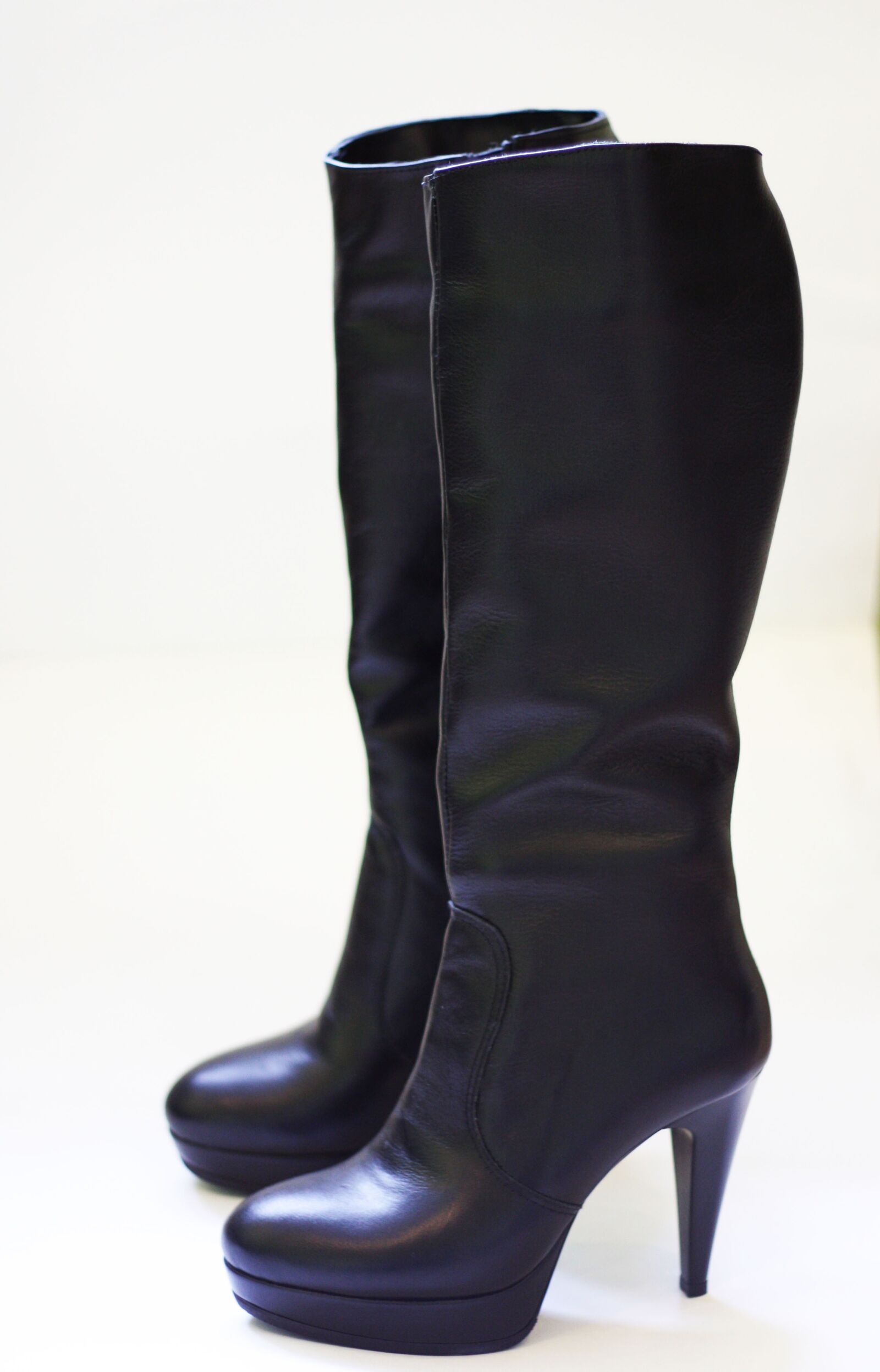Canon EOS 450D (EOS Rebel XSi / EOS Kiss X2) sample photo. Boots, girl, skin photography