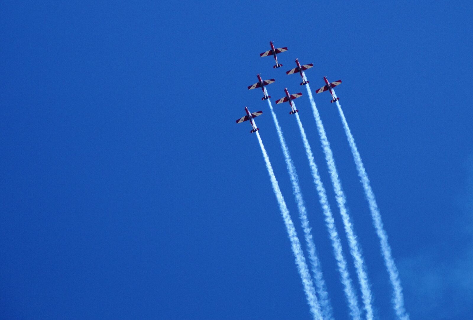 Sony DT 18-200mm F3.5-6.3 sample photo. Aircraft, flying, formation photography