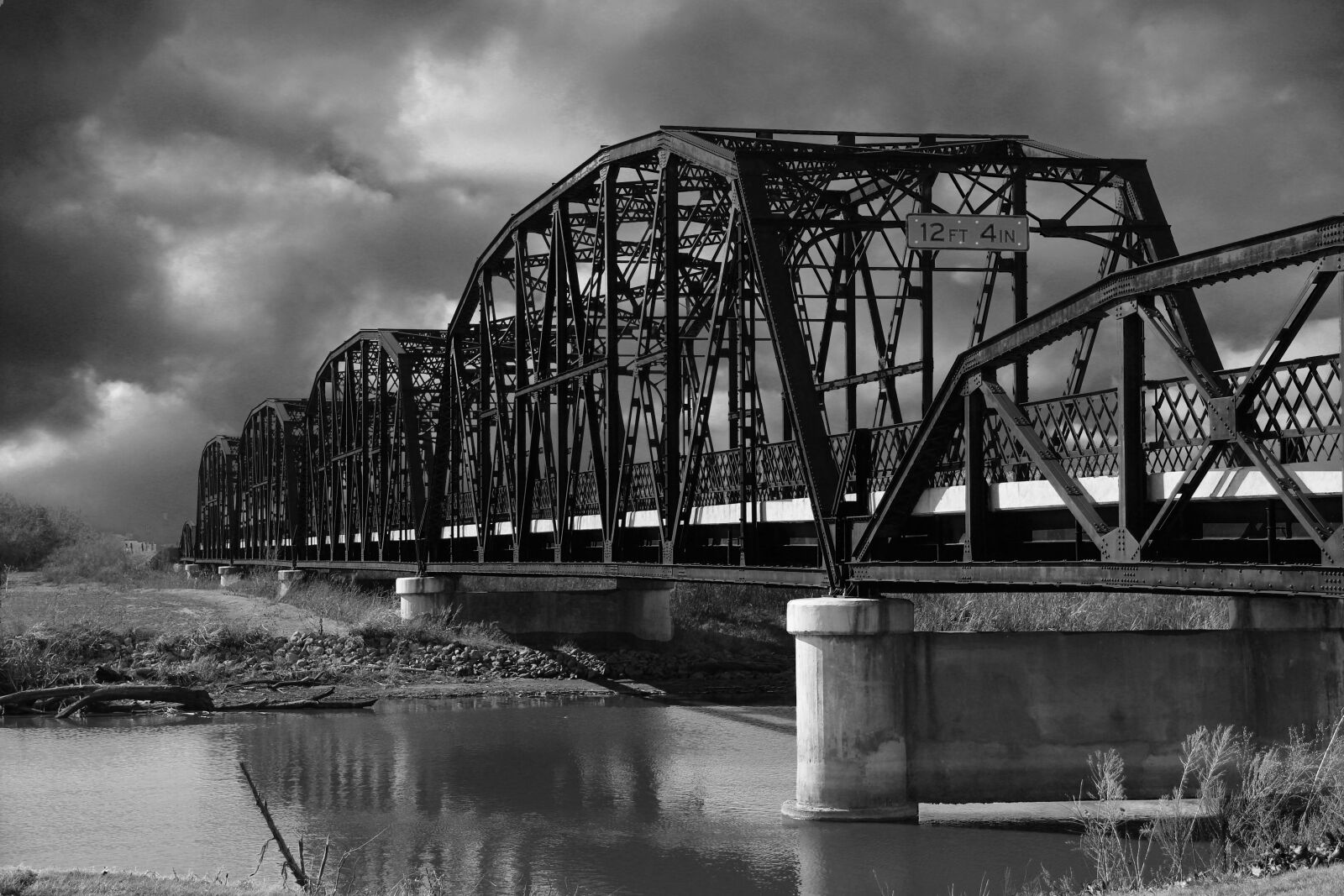 Canon EOS 600D (Rebel EOS T3i / EOS Kiss X5) sample photo. Bridge, water, dark photography