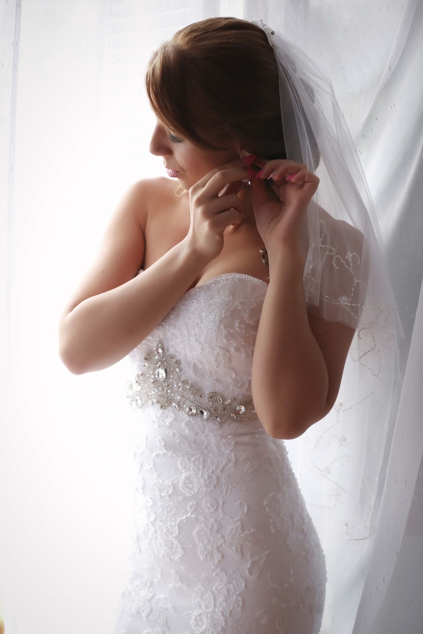 Canon EOS 5D Mark III sample photo. Attractive, bride, brunette, dress photography