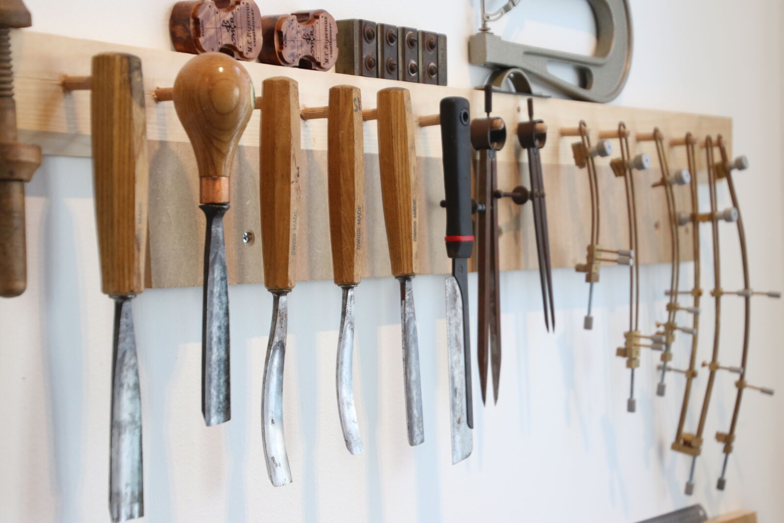 Canon EOS 7D Mark II sample photo. Carving, instruments, iron, museum photography
