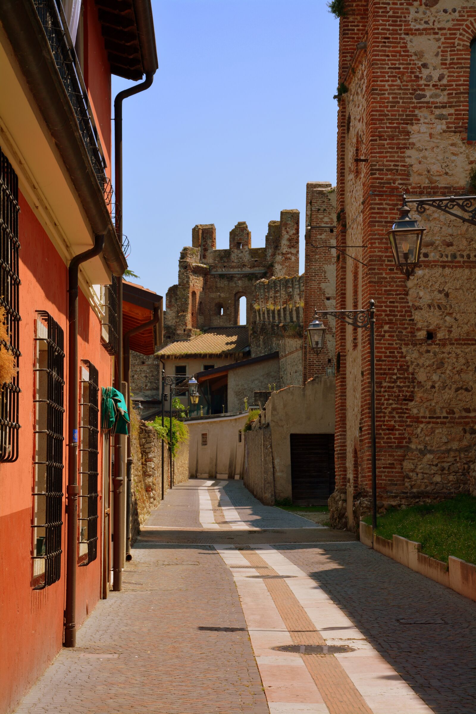 Nikon D7100 sample photo. Alley, walls, lazise photography