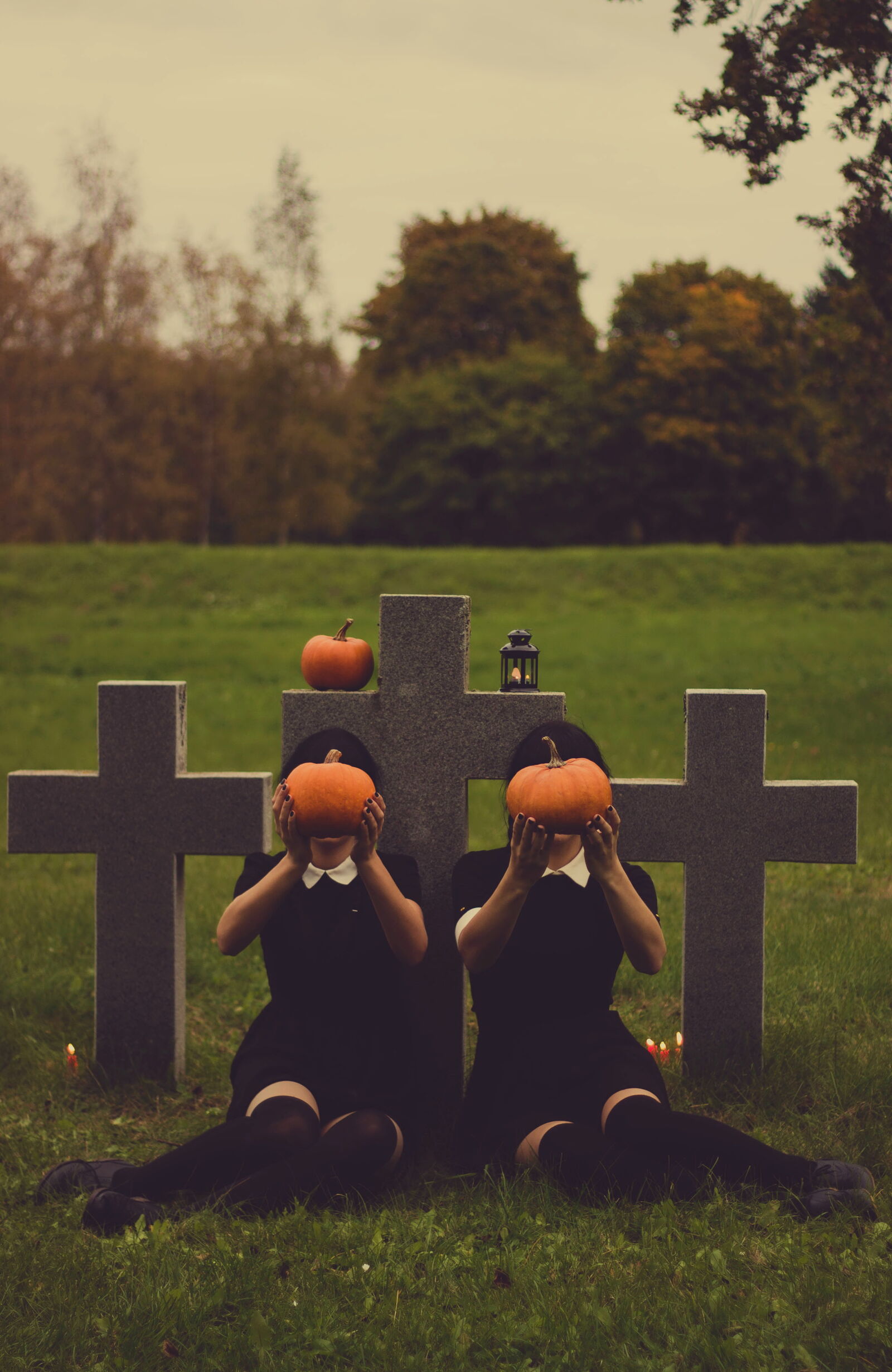 Canon EOS 600D (Rebel EOS T3i / EOS Kiss X5) + Canon EF 50mm F1.8 II sample photo. Halloween, graves, gravestones, scary photography