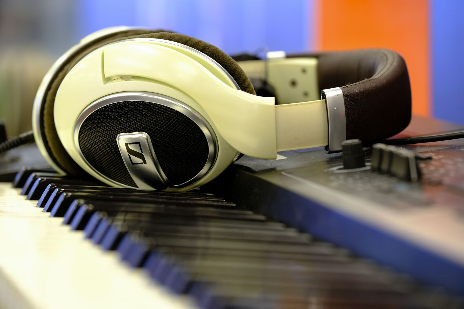Fujifilm X-S10 sample photo. Headphones for the piano photography
