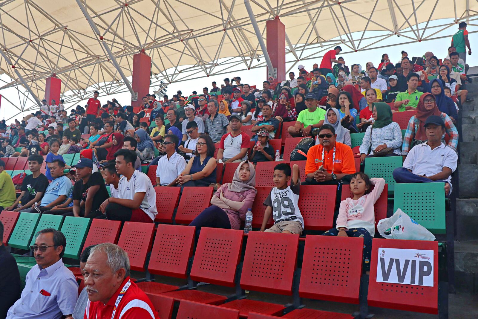 Canon EOS M6 sample photo. Athlete, spectator, sport photography