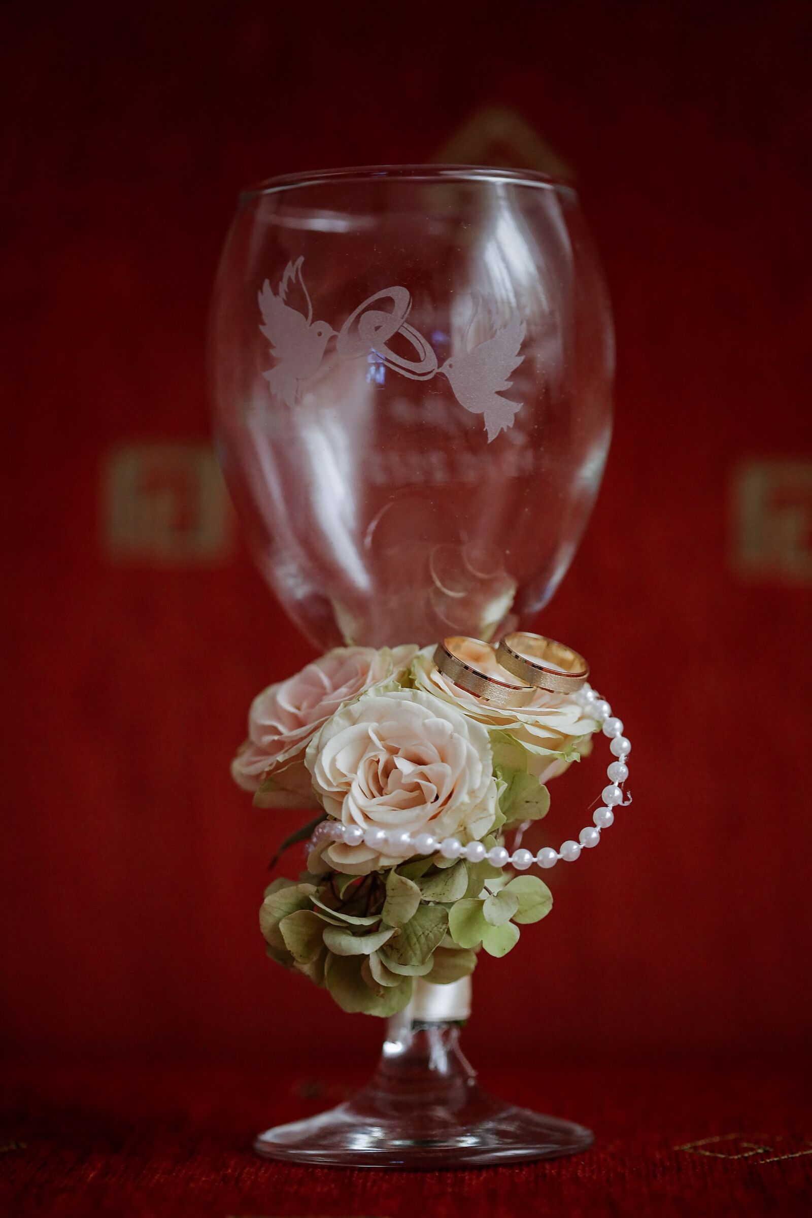 Canon EOS 5D Mark III + Canon EF 100mm F2.8 Macro USM sample photo. Wedding ring, gold, crystal photography