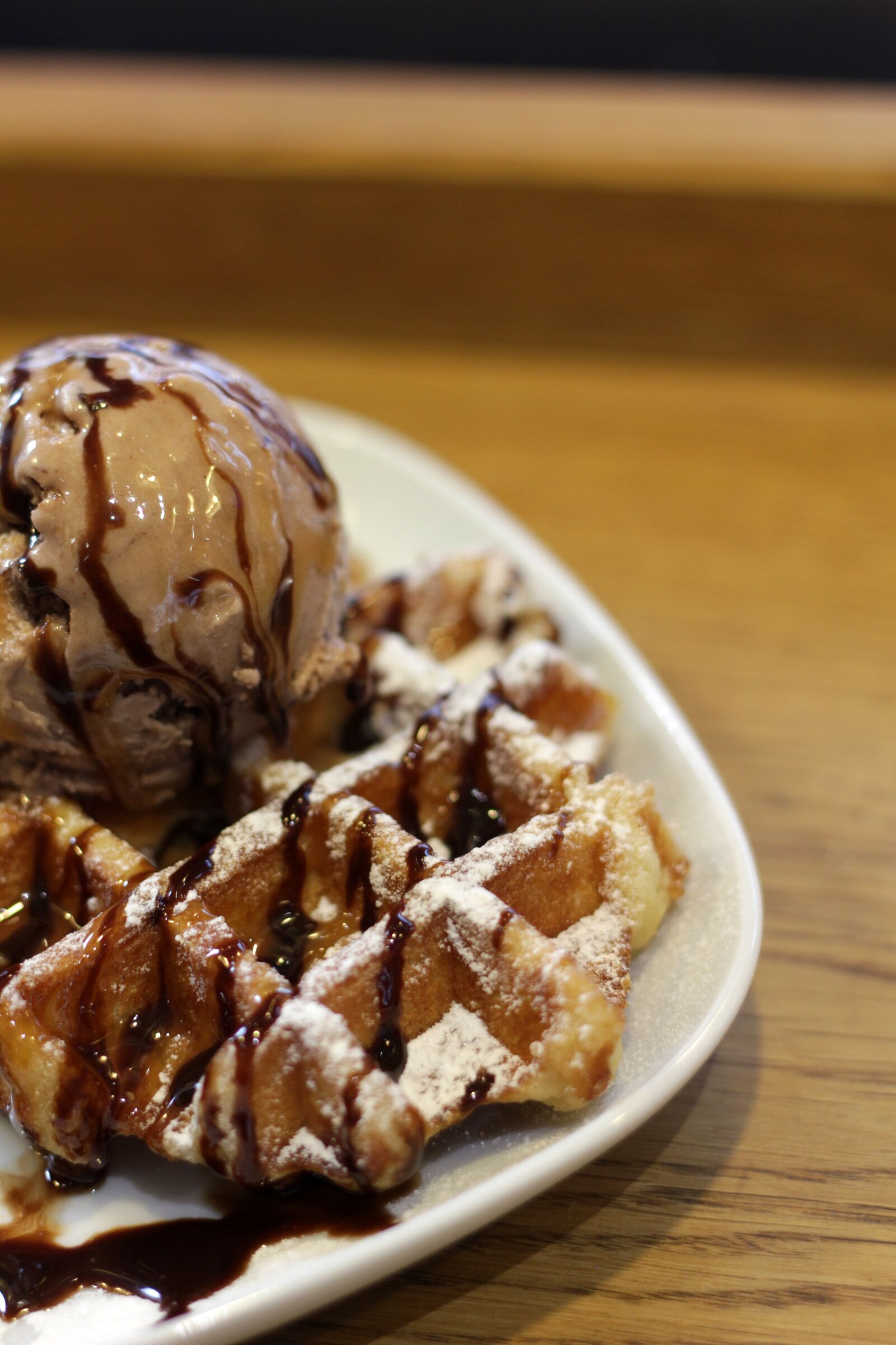 Canon EOS 550D (EOS Rebel T2i / EOS Kiss X4) sample photo. Waffle, ice cream, syrup photography