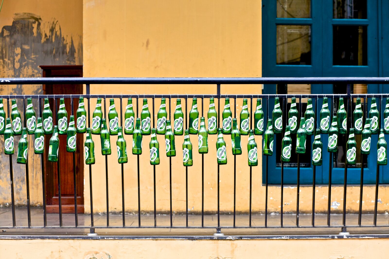 Canon EOS 5D Mark II sample photo. Beer, bar, hanoi photography