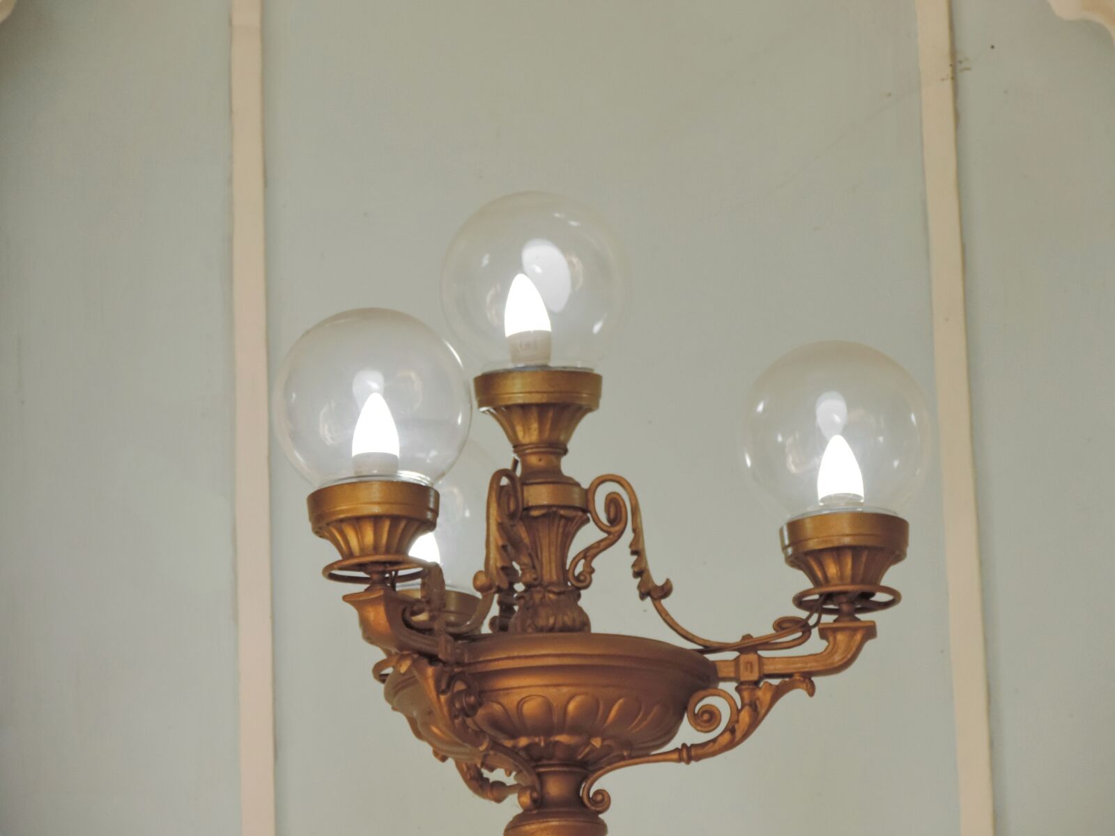 Nikon Coolpix P520 sample photo. Brass, lamp, chandelier, interior photography