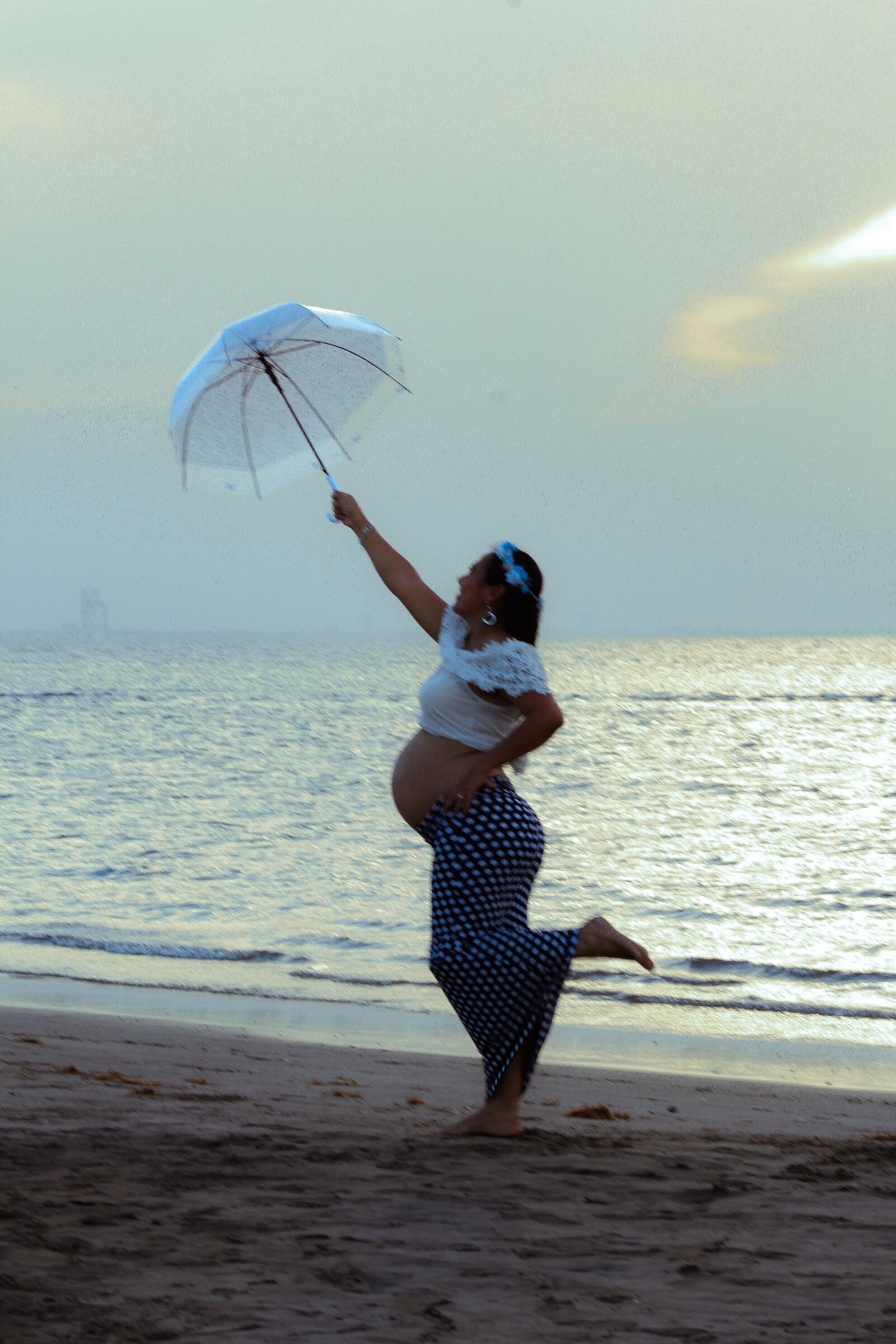 Canon EOS 1200D (EOS Rebel T5 / EOS Kiss X70 / EOS Hi) + EF75-300mm f/4-5.6 sample photo. Beach, pregnancy, pregnant photography