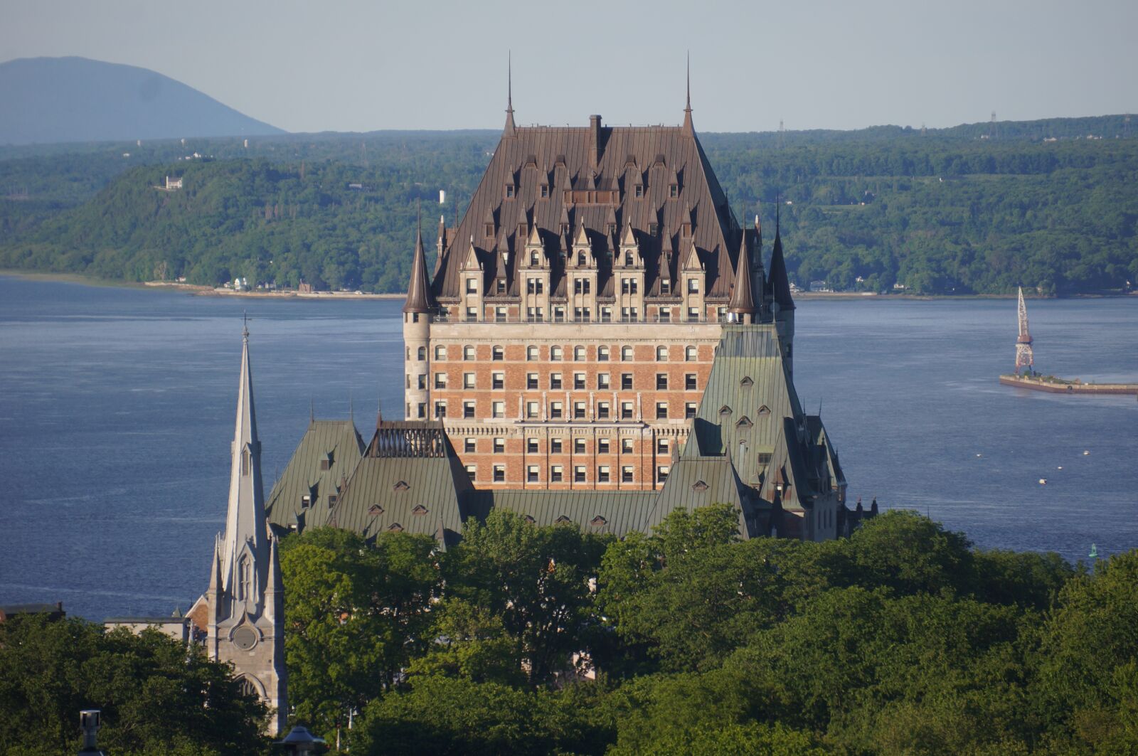 Sony Alpha NEX-5N + Sony E 55-210mm F4.5-6.3 OSS sample photo. Quebec city, hotel, picturesque photography
