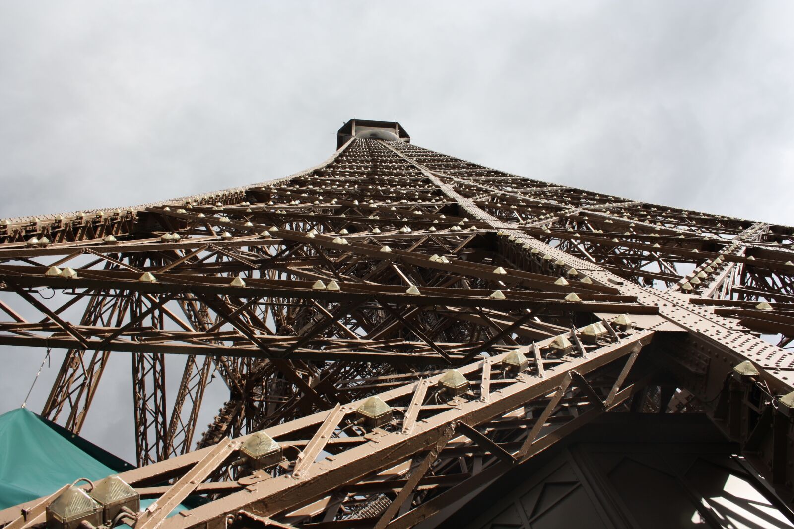 Canon EOS 1000D (EOS Digital Rebel XS / EOS Kiss F) sample photo. Eiffel tower, paris, france photography