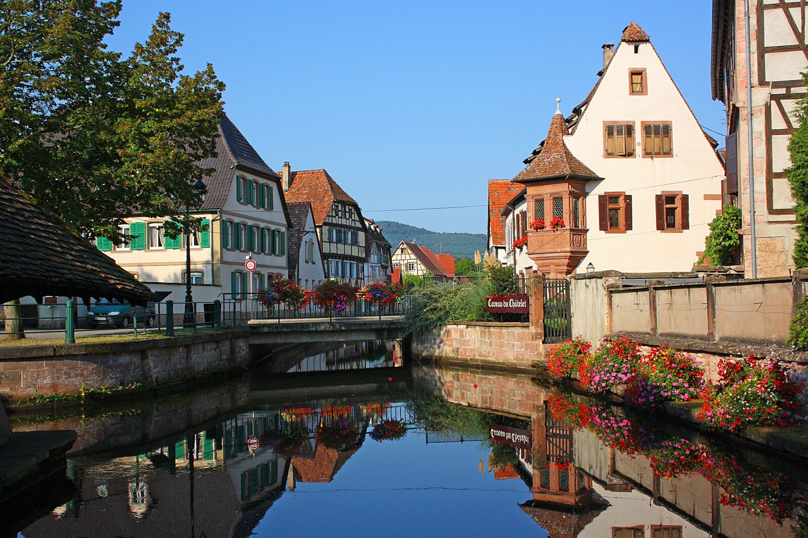 Canon EOS 1000D (EOS Digital Rebel XS / EOS Kiss F) sample photo. Architecture, waters, house photography
