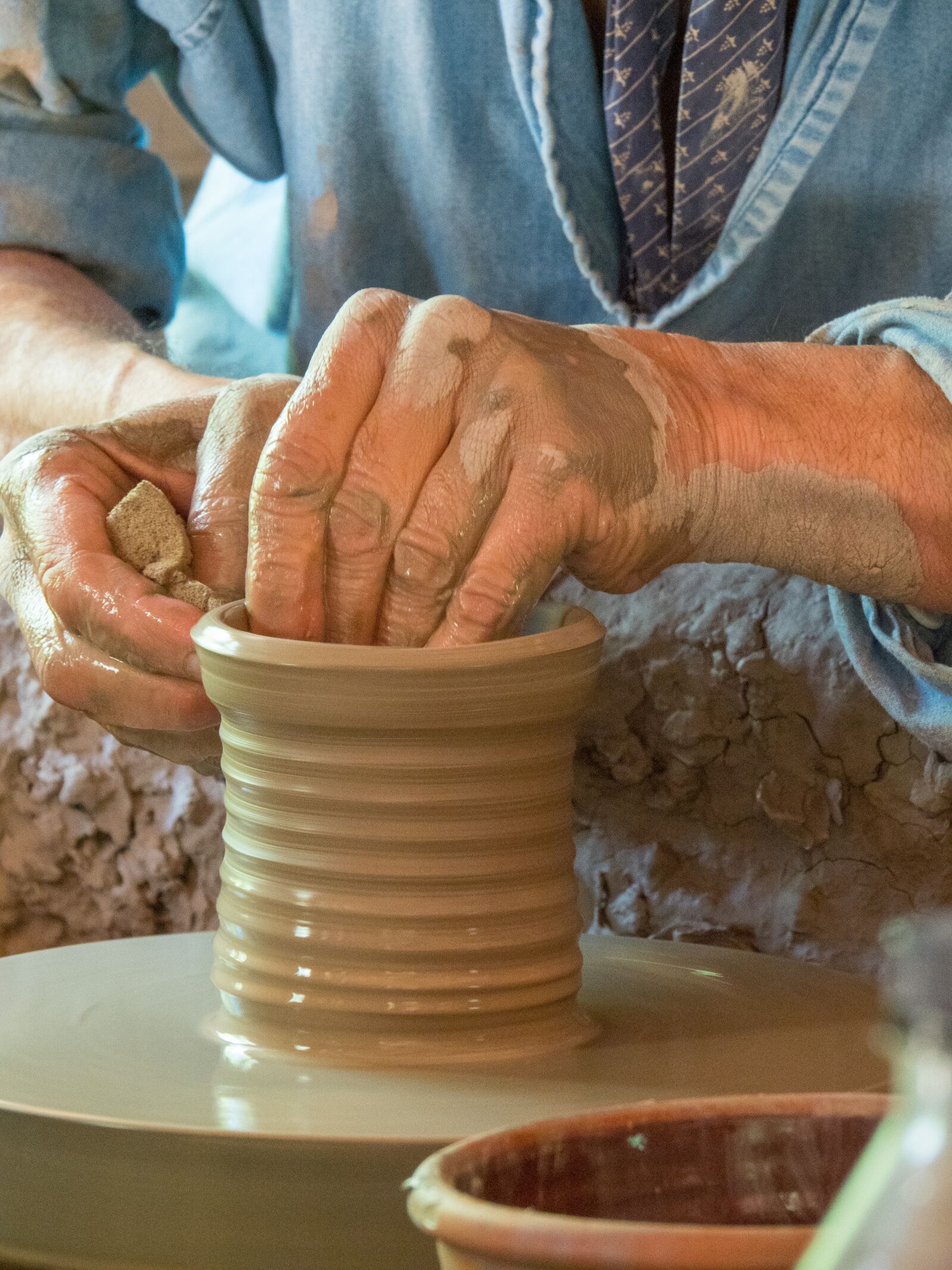 Olympus OM-D E-M1 Mark II sample photo. Potter, clay, hands photography