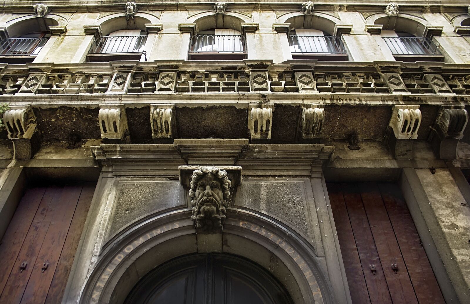 Canon EOS 600D (Rebel EOS T3i / EOS Kiss X5) sample photo. Head sculpture, venice, door photography
