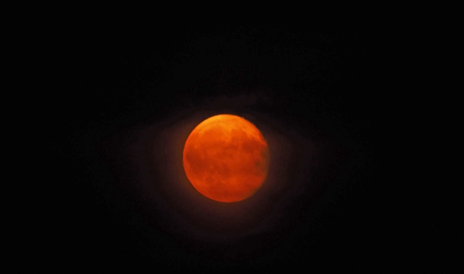 Olympus Zuiko Digital ED 50-200mm F2.8-3.5 SWD sample photo. Crimson moon, evening host photography