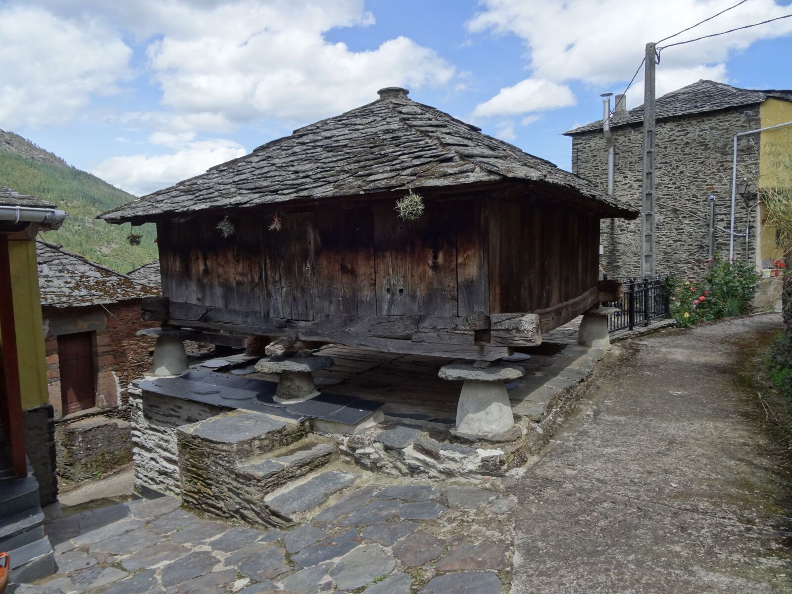 Sony DSC-HX50 sample photo. I horreo, construction, asturias photography