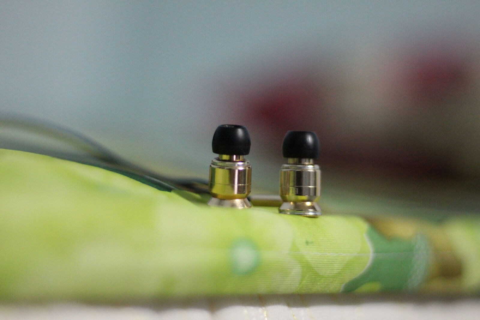 Canon EOS 700D (EOS Rebel T5i / EOS Kiss X7i) + Canon EF 50mm F1.8 STM sample photo. Couple, ear, phone photography