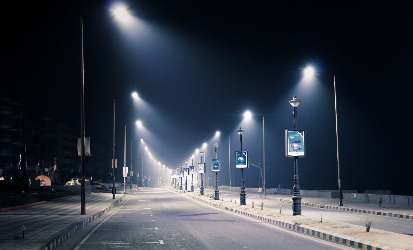 Canon EOS 550D (EOS Rebel T2i / EOS Kiss X4) sample photo. Streetlight, night, city photography