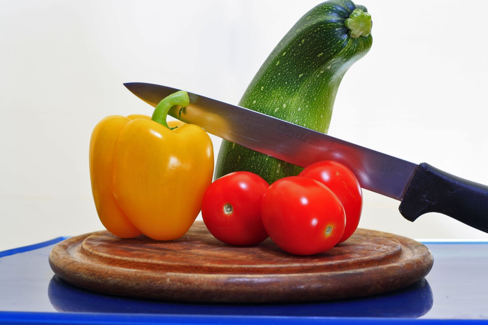 Canon EOS 1000D (EOS Digital Rebel XS / EOS Kiss F) sample photo. Vegetables, zucchini, tomato photography