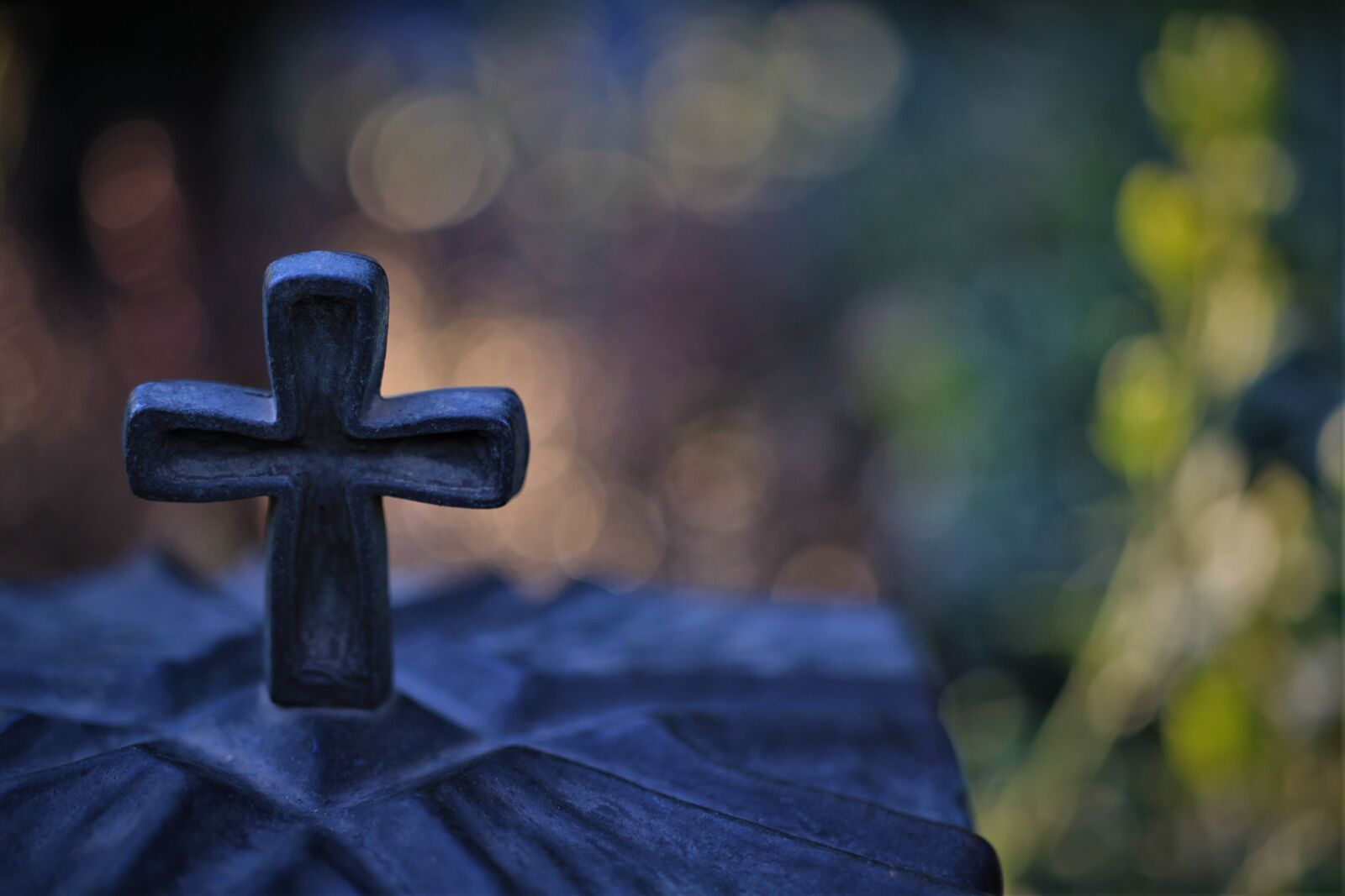 Canon EOS 7D sample photo. Cross, grave light, cemetery photography