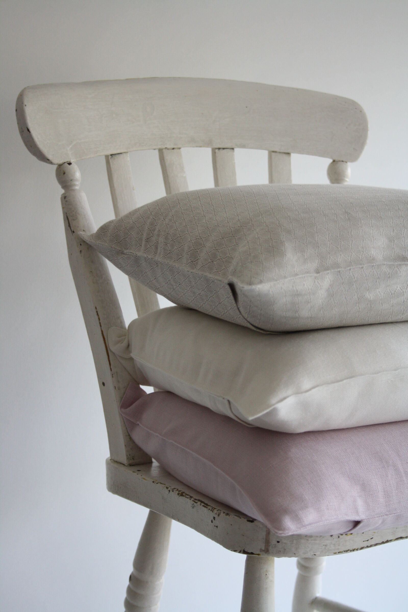 Canon EF-S 18-55mm F3.5-5.6 II sample photo. Chair, cushions, pillows photography